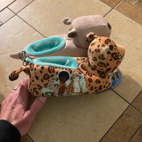 Disney Encanto plush slippers - Picture 7 of 12